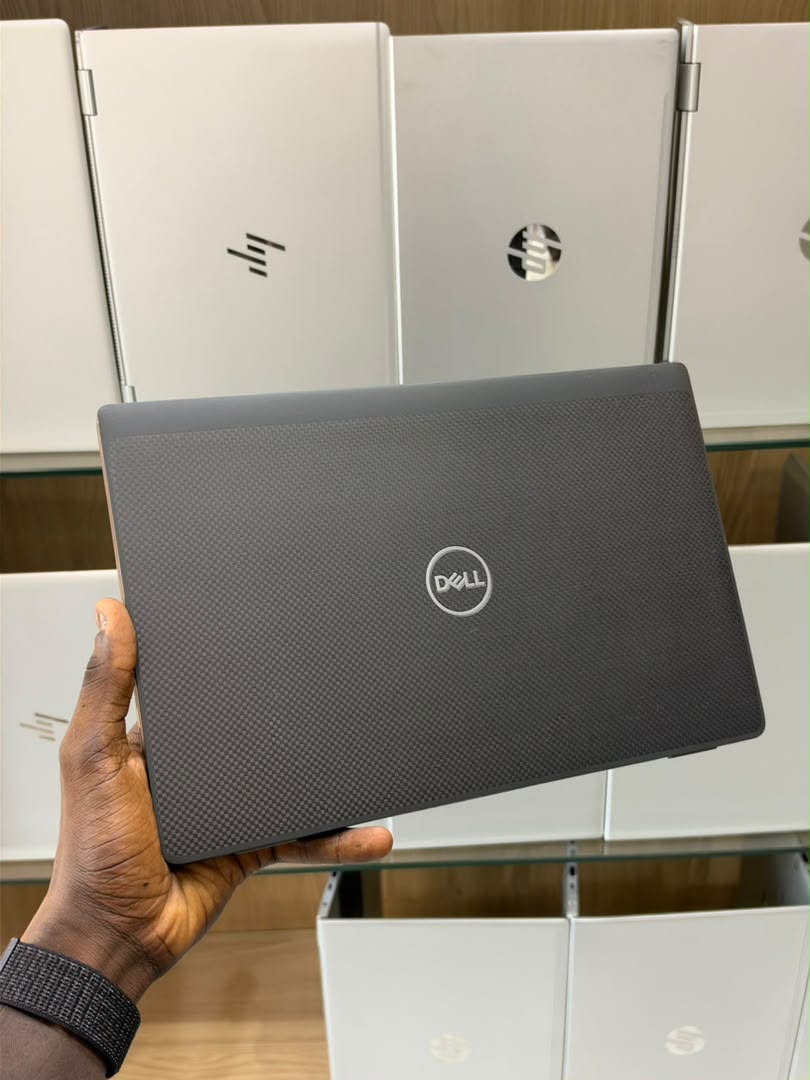 Capot sombre effet carbone du Dell Latitude 7430