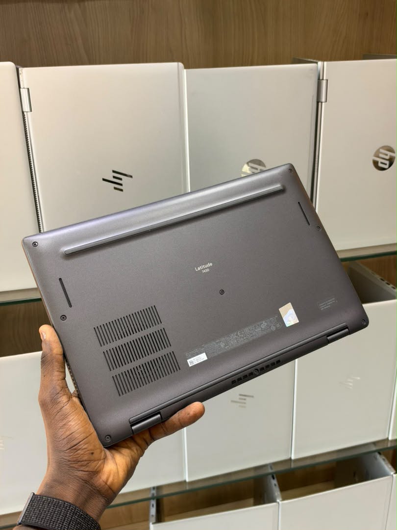 Dessous du PC portable Dell Latitude 7430 avec grilles de ventilation